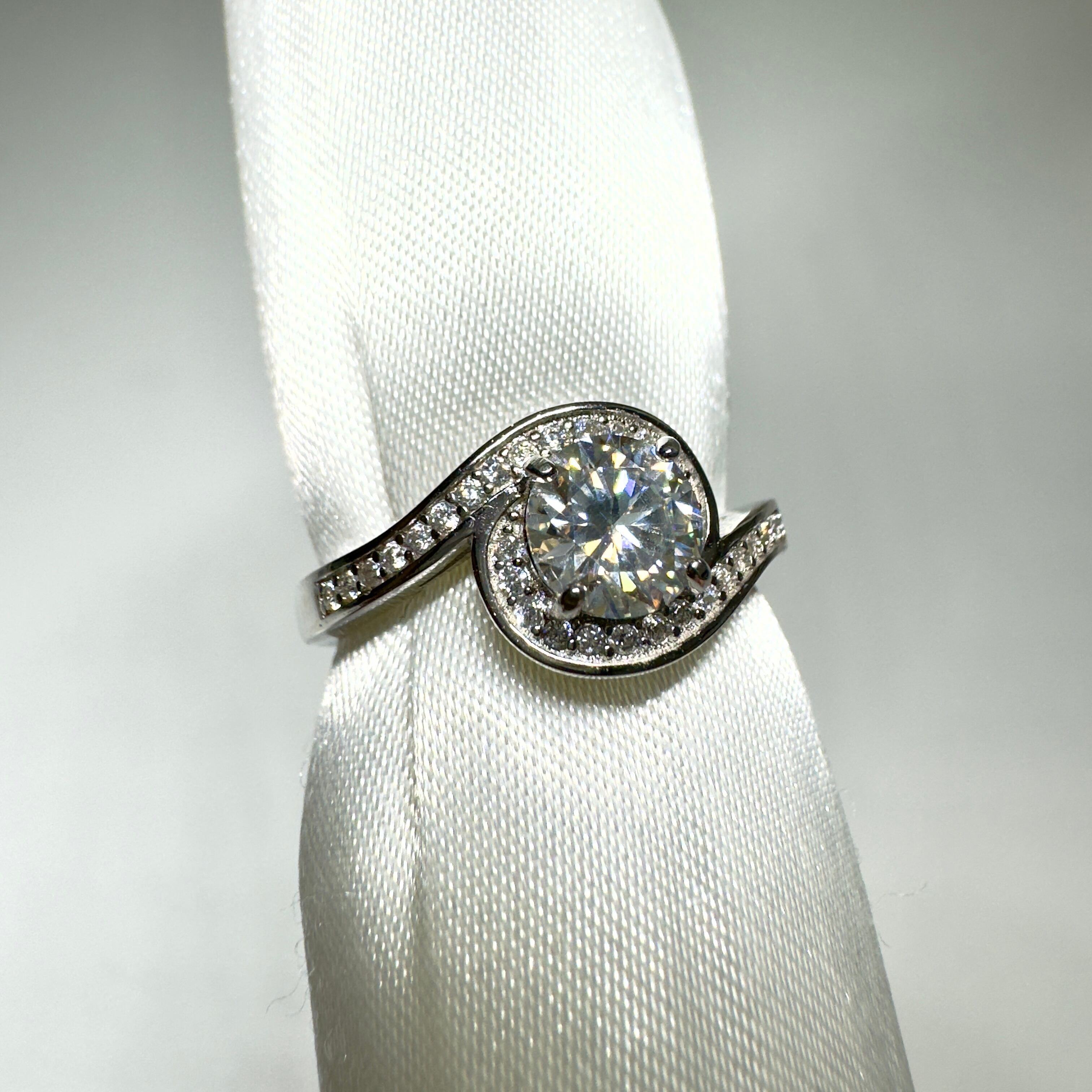 Hug Ring♦︎モアサナイト♦︎