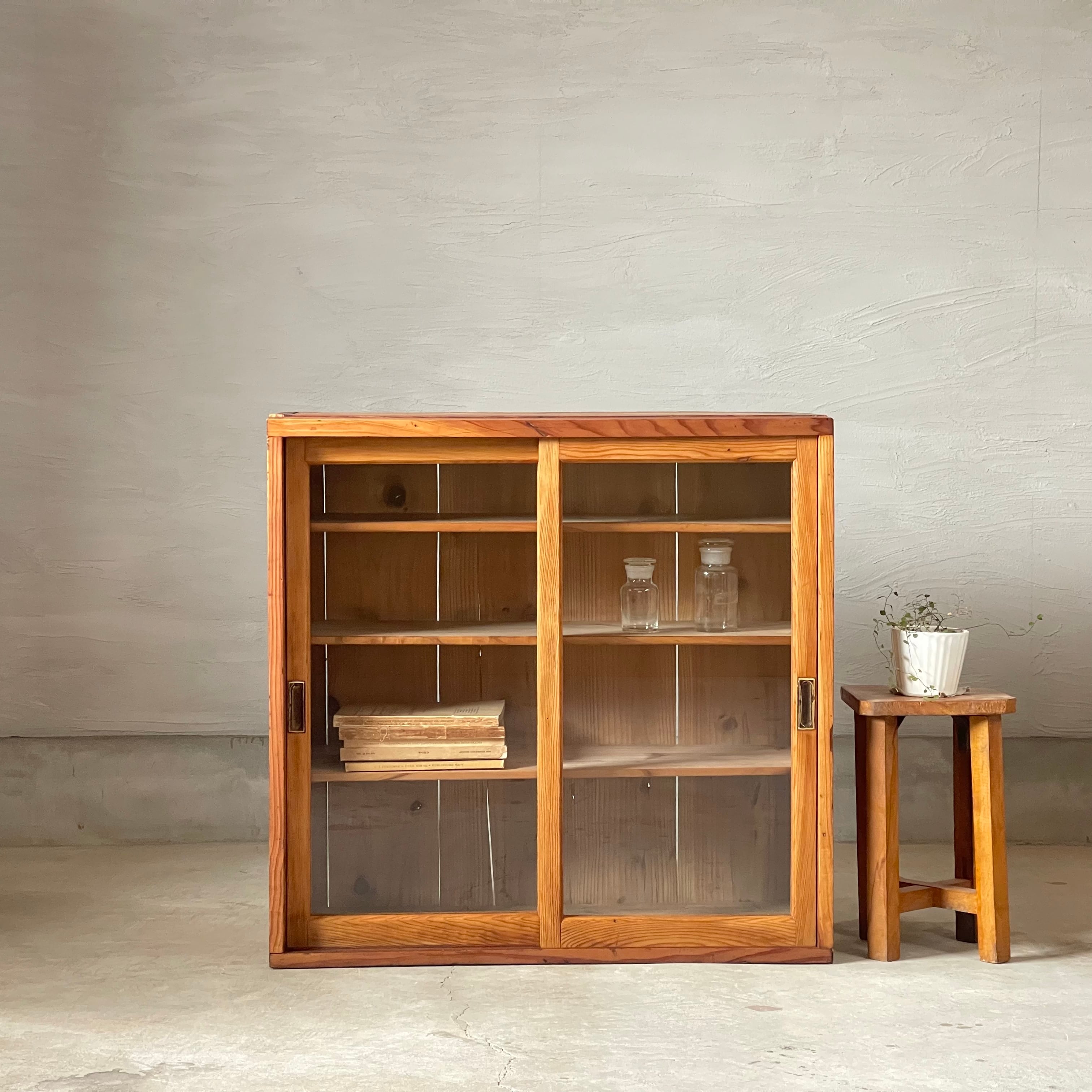 ガラス引き戸のキャビネット