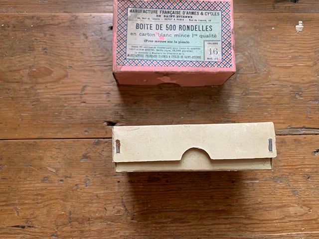 フランス語文字が入った可愛い紙の箱(ベージュ)