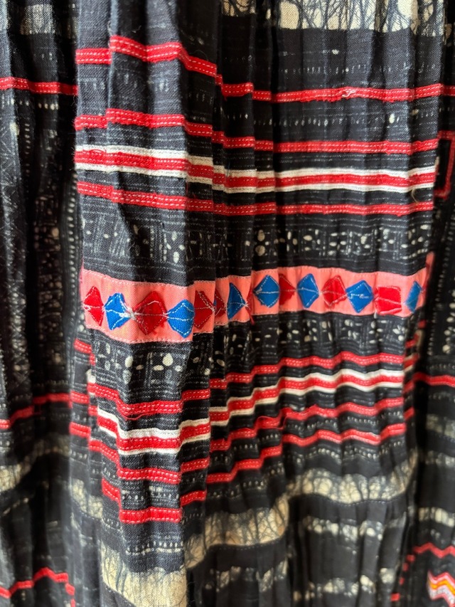 モン族スカート 065 ロング 藍染布 ろうけつバティック アップリケ bamiオリジナルパターン