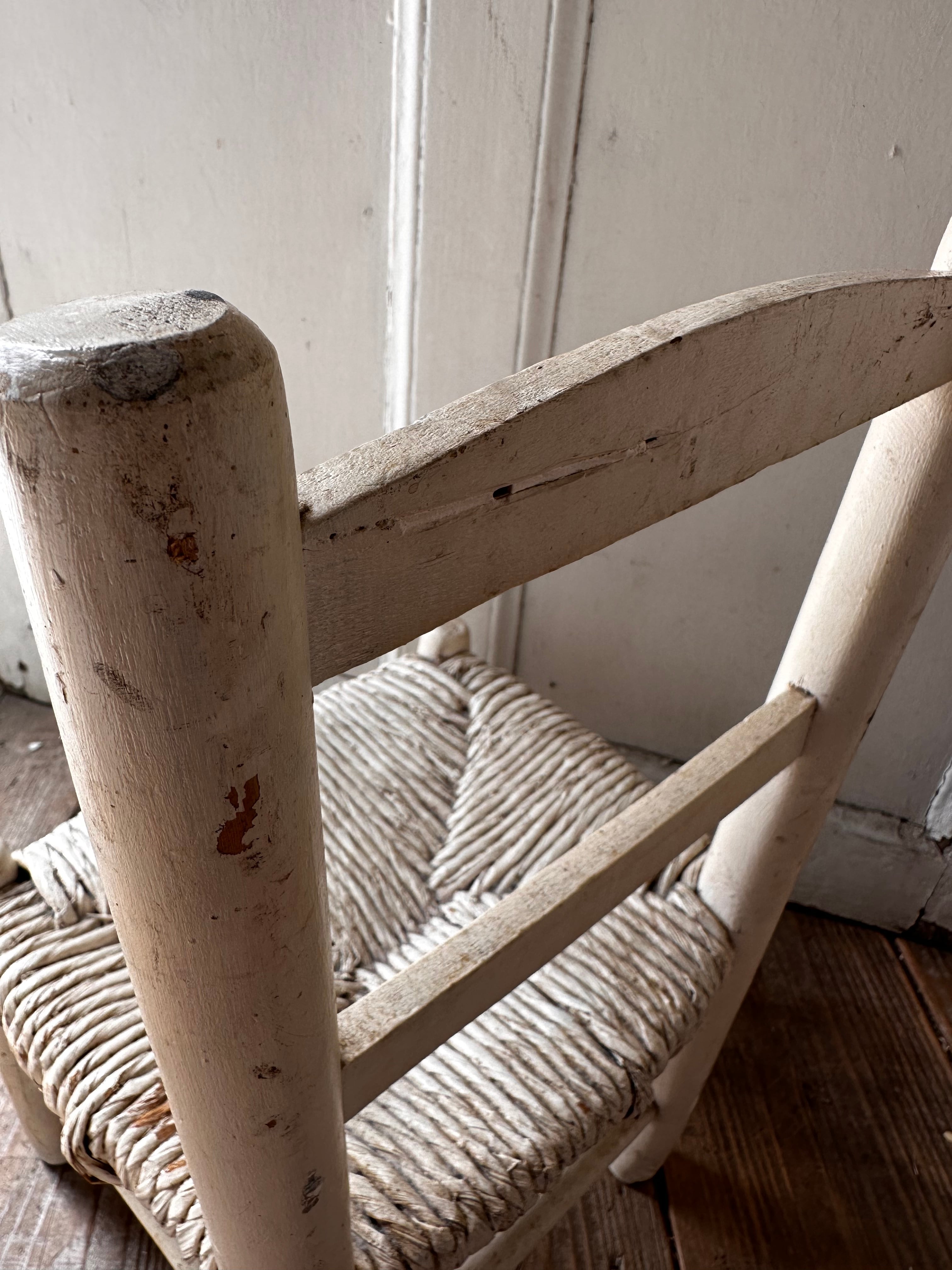 ホワイトペイント木製キッズチェア ラッシュ網 子供椅子 | Brocante de