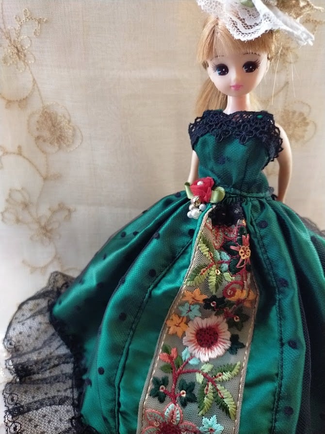 レースドレスの人形 約50cm キラキラレースボレロ 上品なくるみボタン Vハイネック トップス