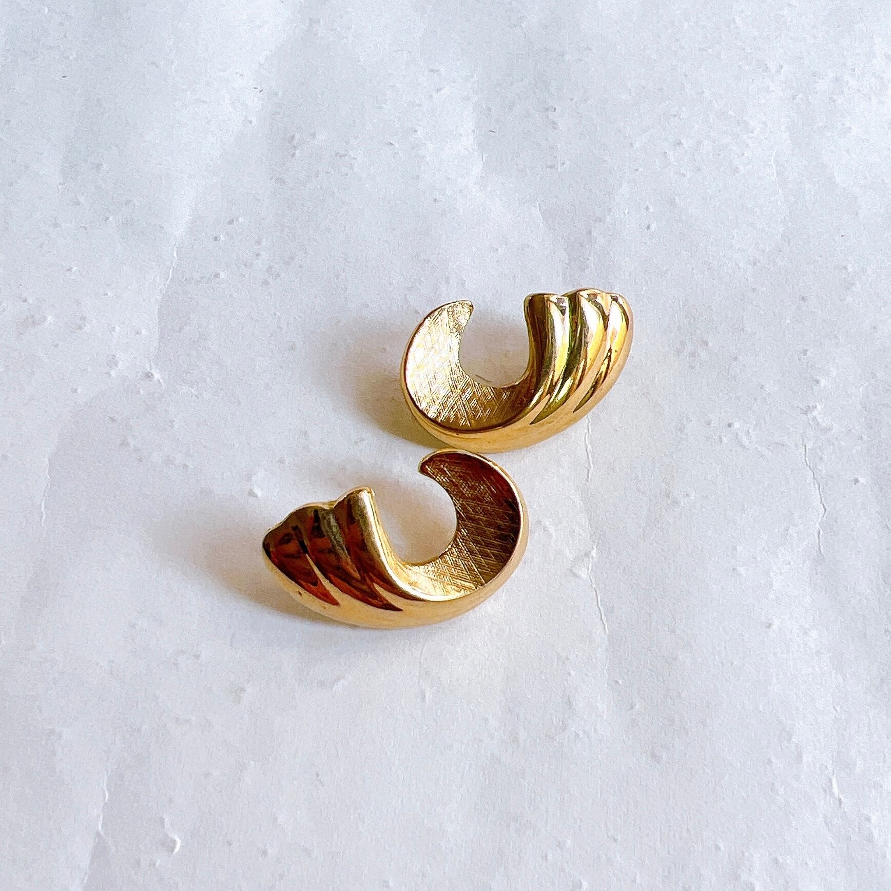 PT8-【 TRIFARI 】トリファリ・ヴィンテージピアス Gold tone C curve twist earrings  eslup_boutique