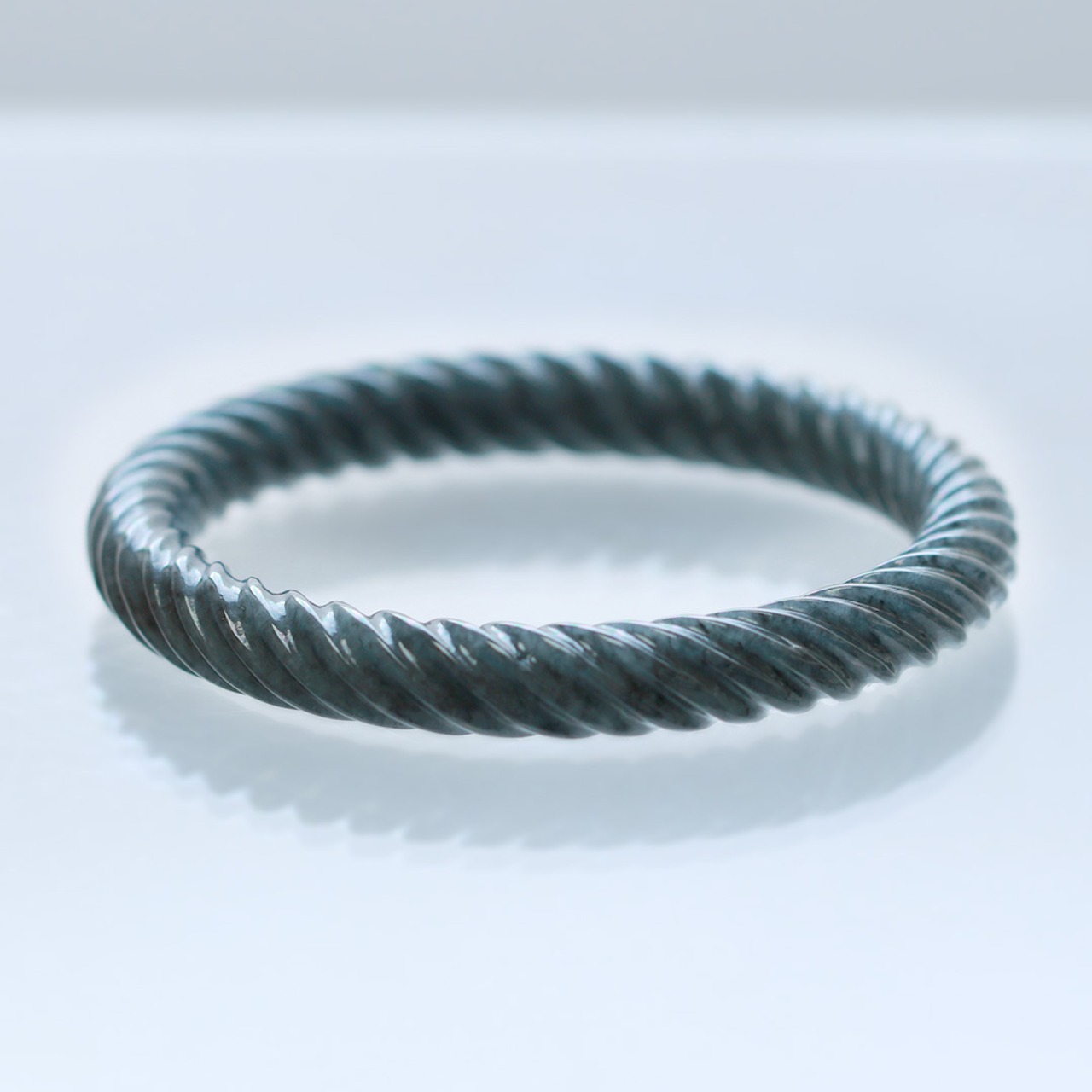 【内径 約59.5mm】black twist 翡翠バングル A貨翡翠 jd_bg1382