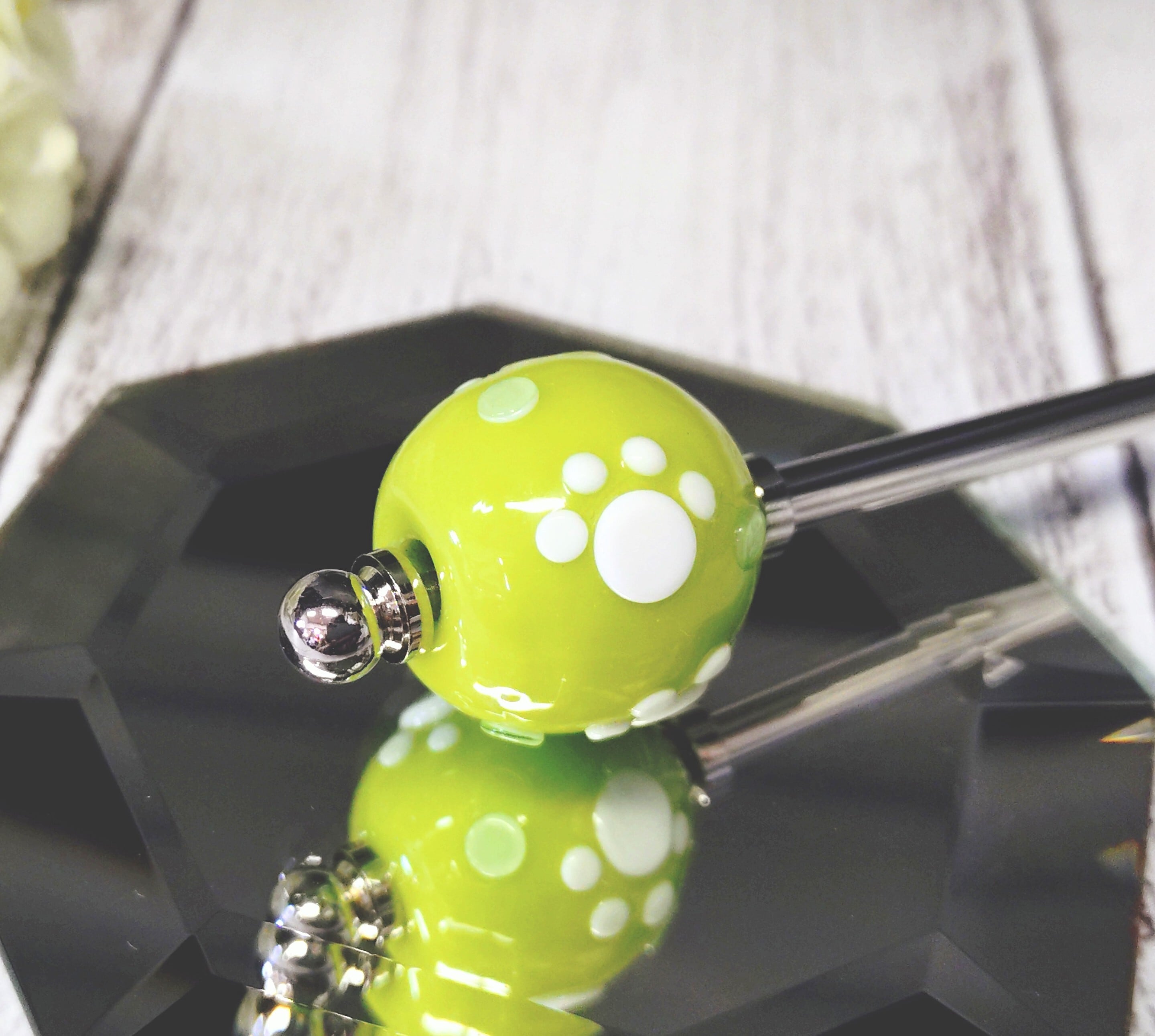 肉球模様のとんぼ玉・簪 ～黄緑