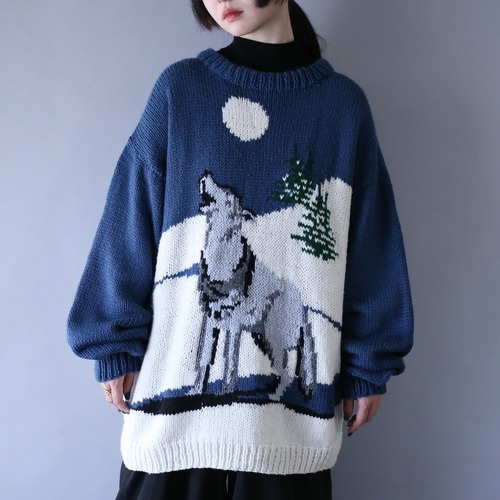 "狼" graphic design over silhouette sweater
