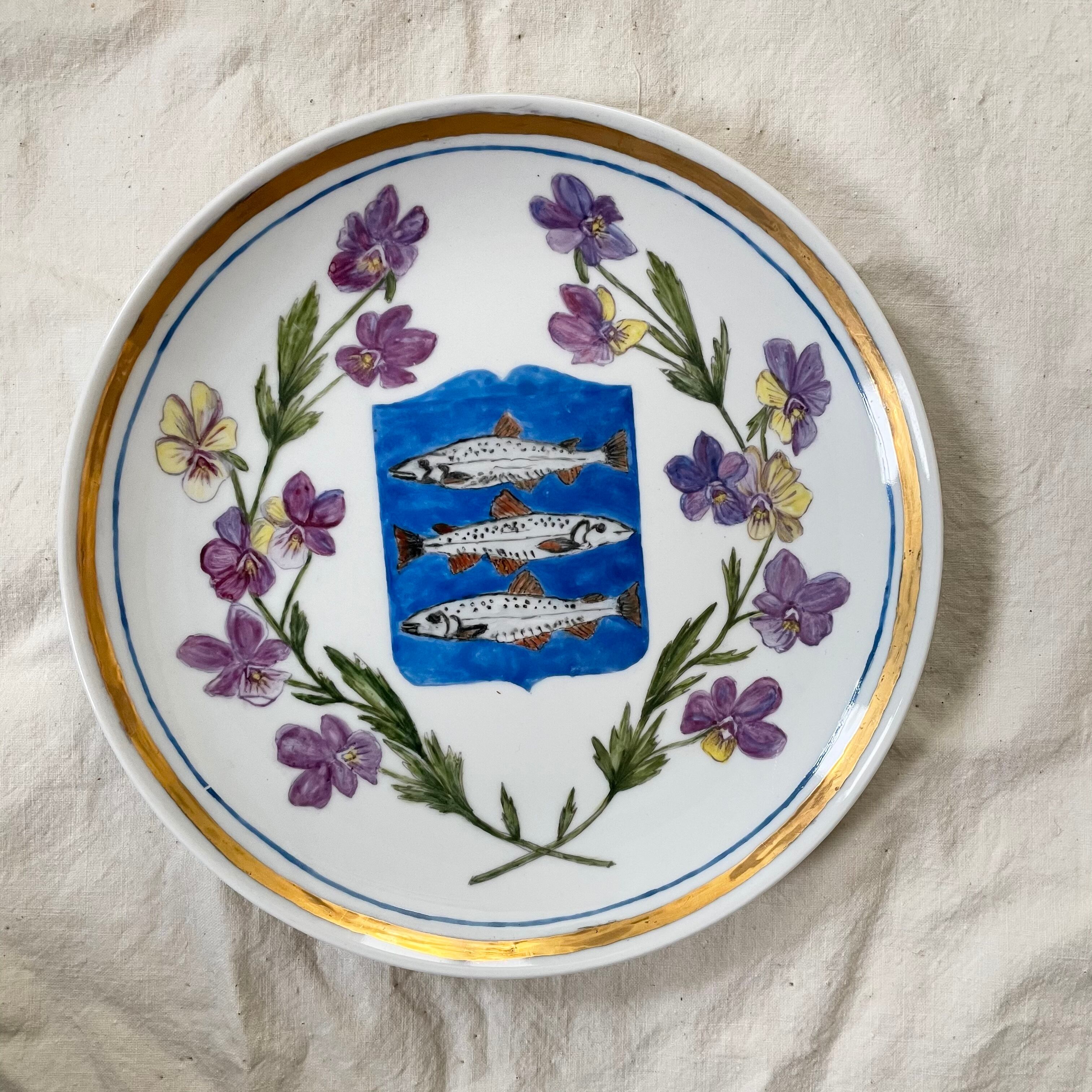 手描きの花と魚の飾り皿