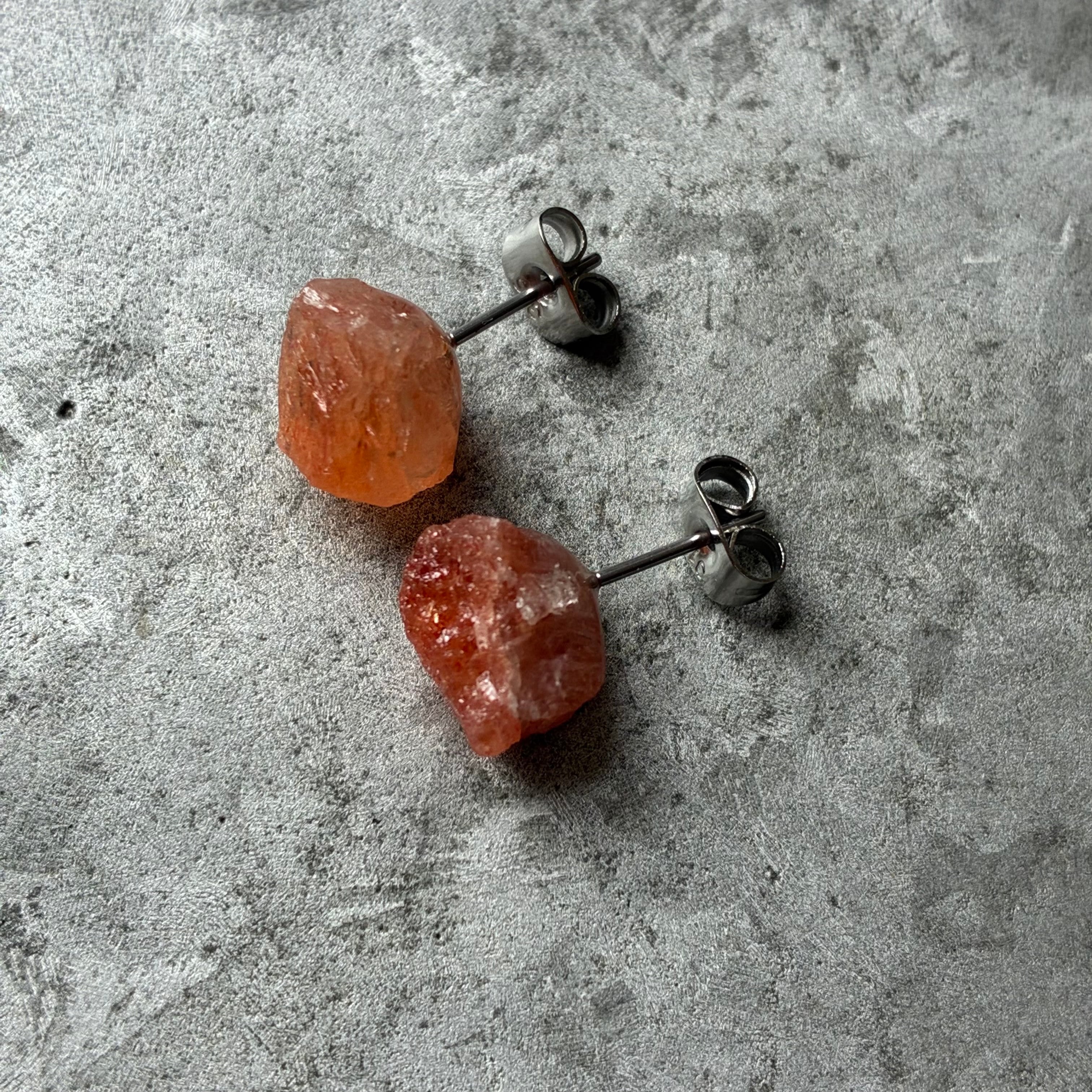 サンストーン 原石ピアス 一点もの 鉱物 天然石 金属アレルギー対応