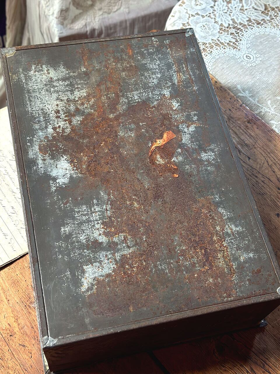 エンボス装飾 大型ブリキ缶 チョコレート缶 | Brocante de La Cocotte