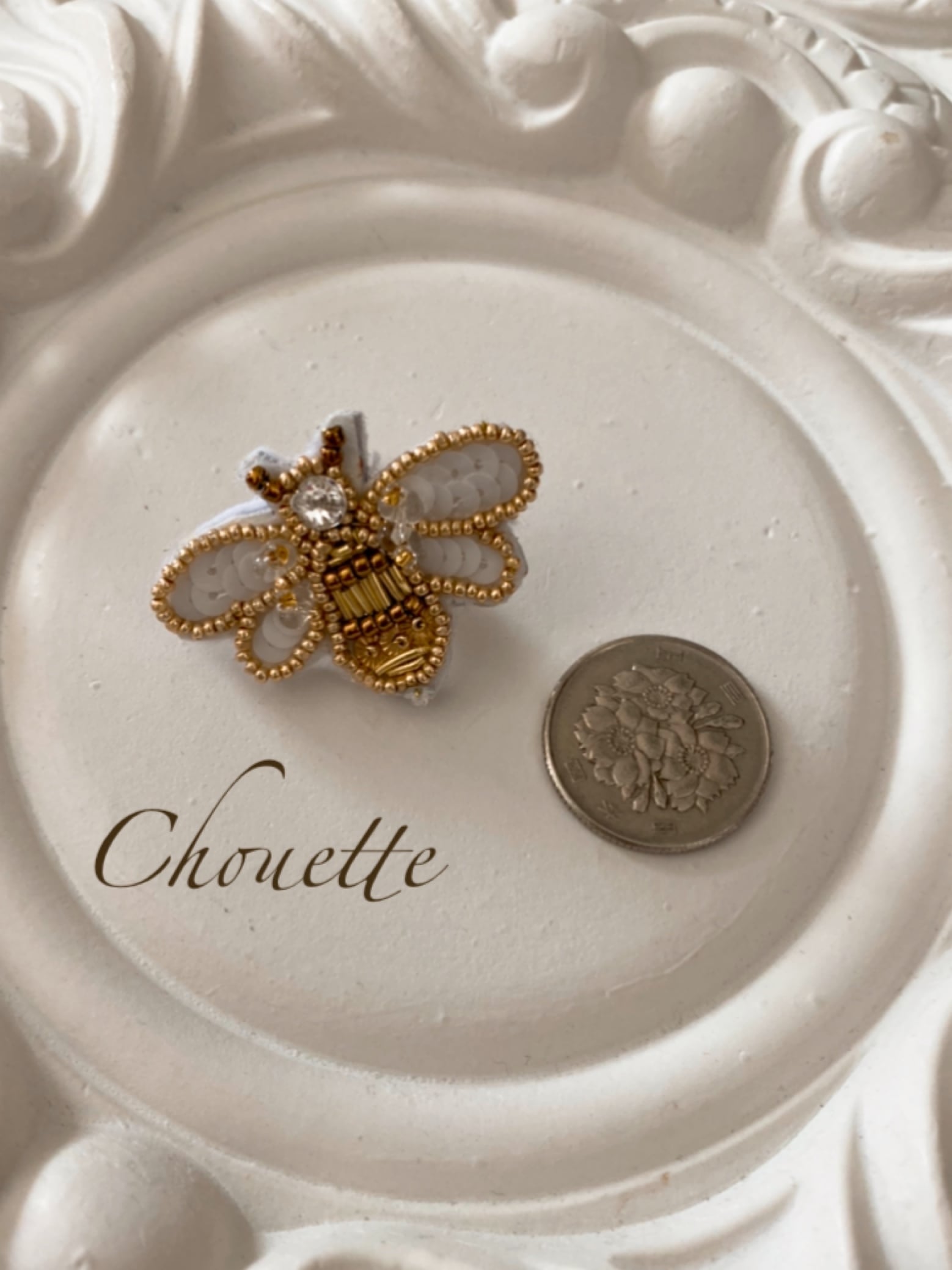 ミツバチ ピンブローチ white ベース | Chouette ミツバチ ピンブローチ white ベース | Chouette