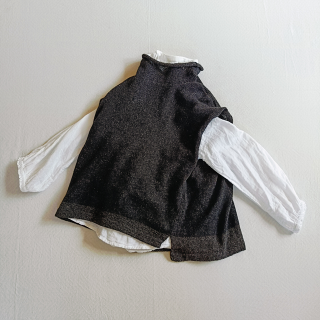 シルクとウールの切り替えベスト　２色（ブラック、ベージュ）