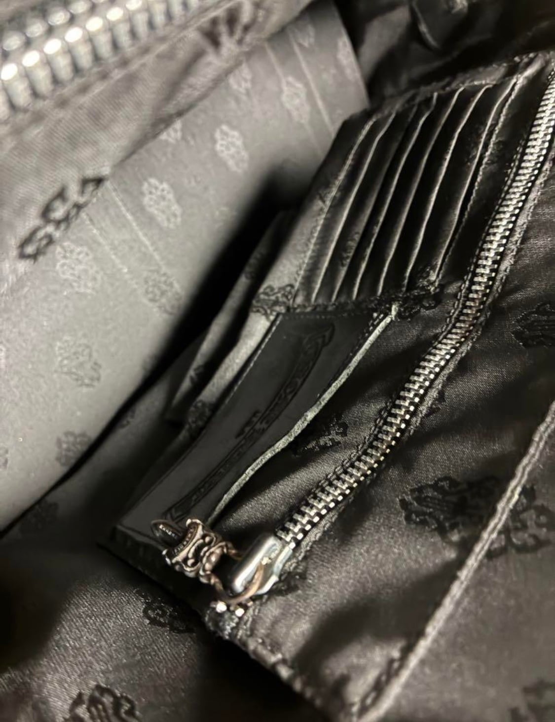 クロムハーツ　黒レザー ボストンバッグ チャーム付き クロムハーツ黒レザー ボストンバッグ チャーム付き