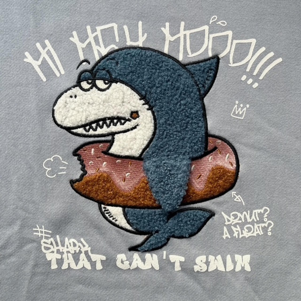 【会話のきっかけ服。】「サメとドーナツ？」で繋がる浮き輪ドーナツ サメボア刺繍 ゆるだぼトレーナー【無言でキャラ立ち】 - 7