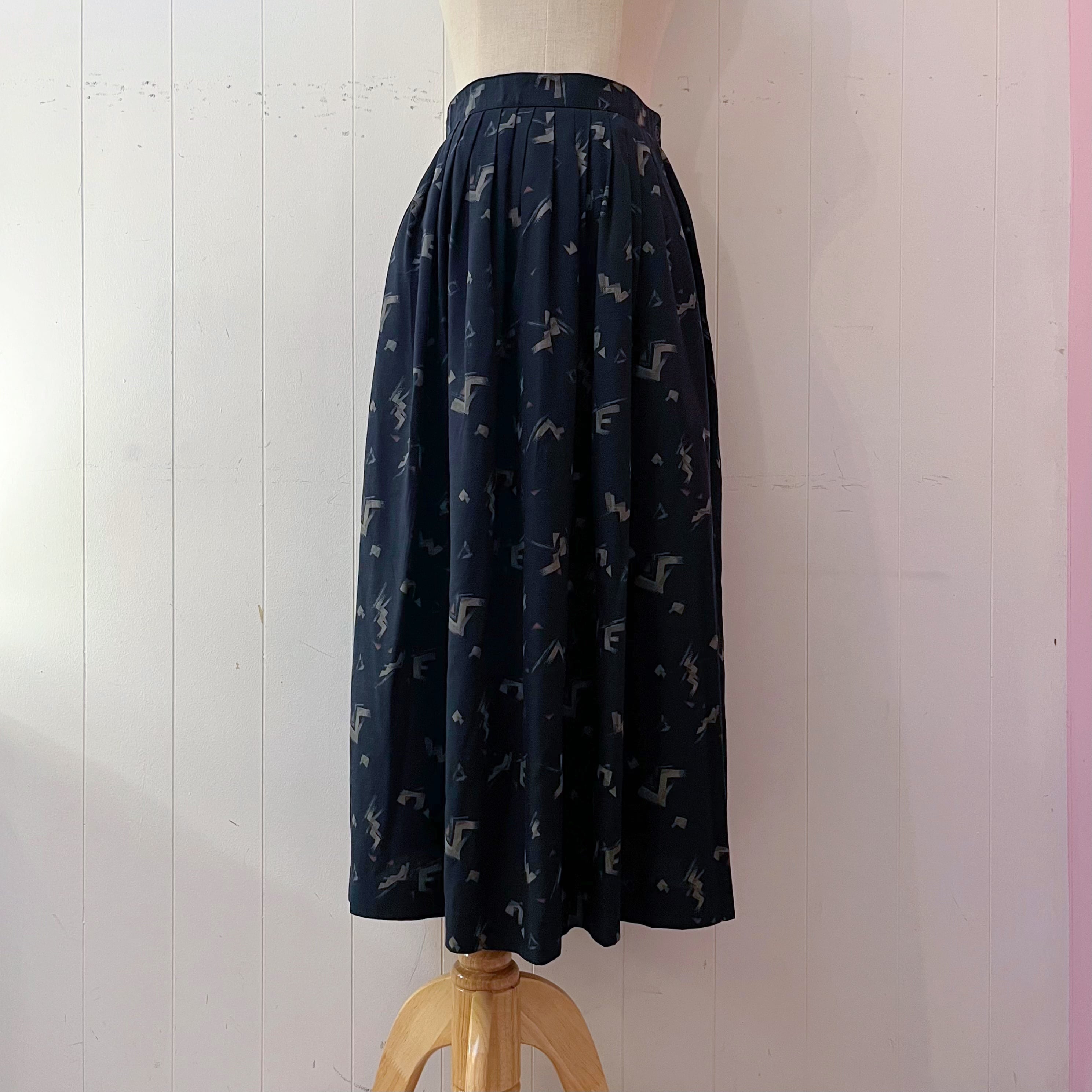 geometric pattern tuck skirt