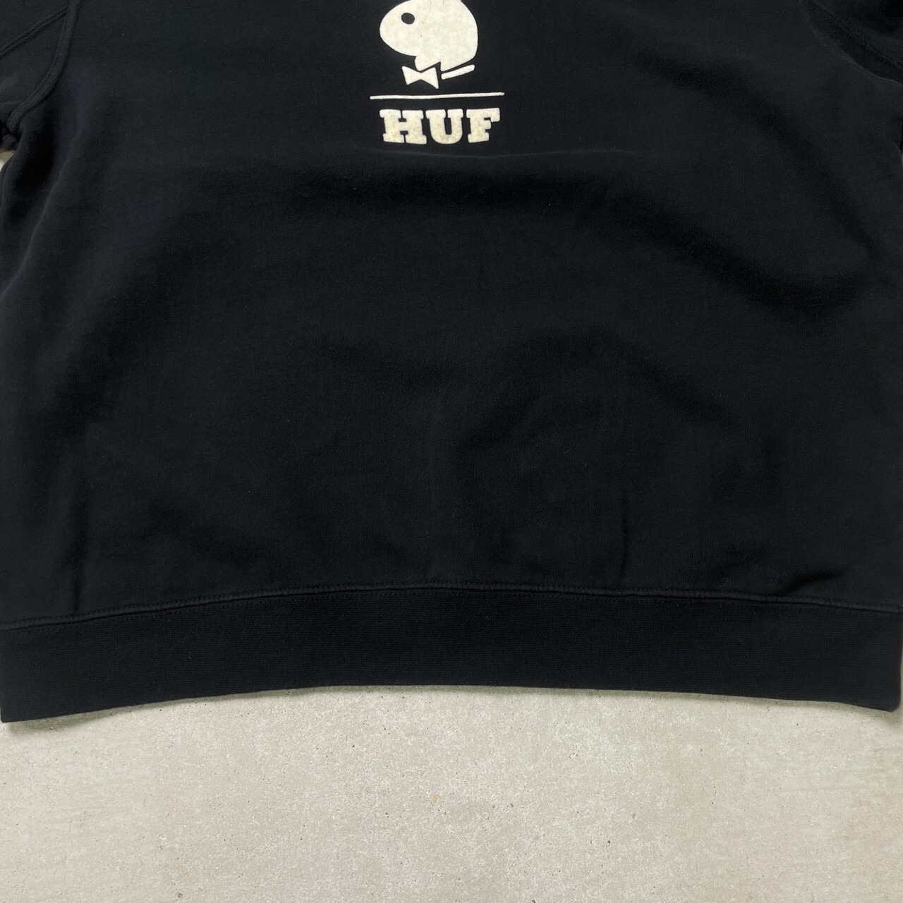 HUF by PLAYBOY ハフ プレイボーイ ロゴフロッキー スウェットシャツ