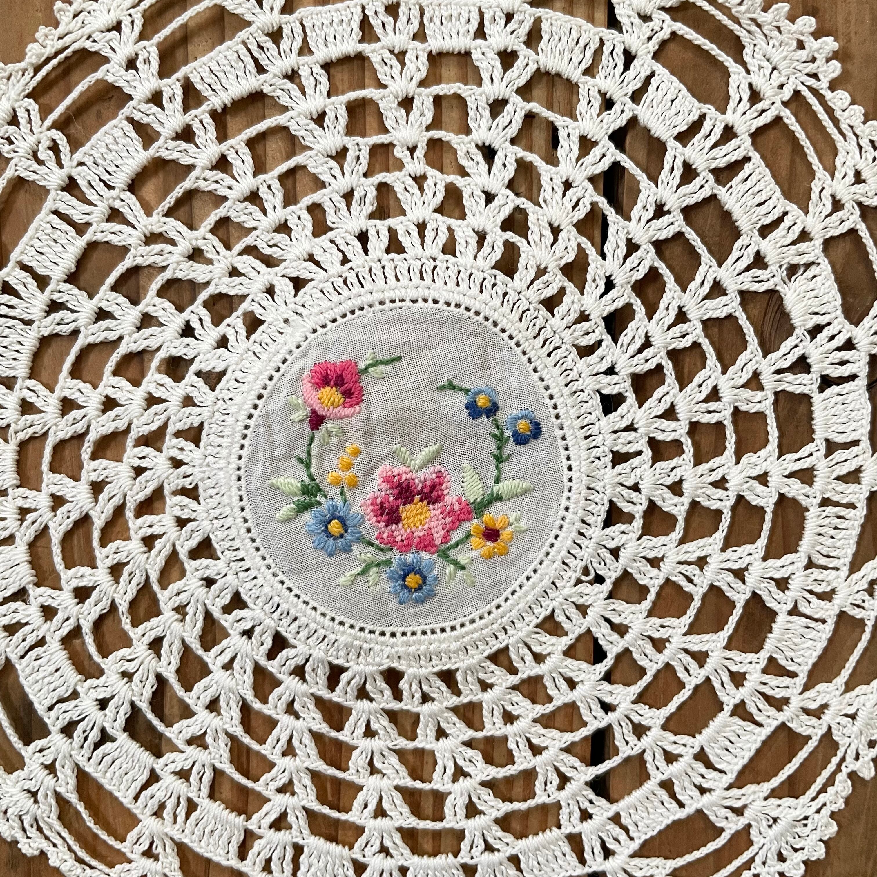 花模様の刺繍のドイリー
