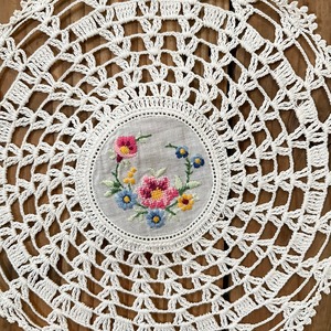 花模様の刺繍のドイリー