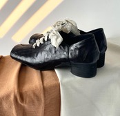 ソフトラム革スクエアトゥ太ヒールパンプス