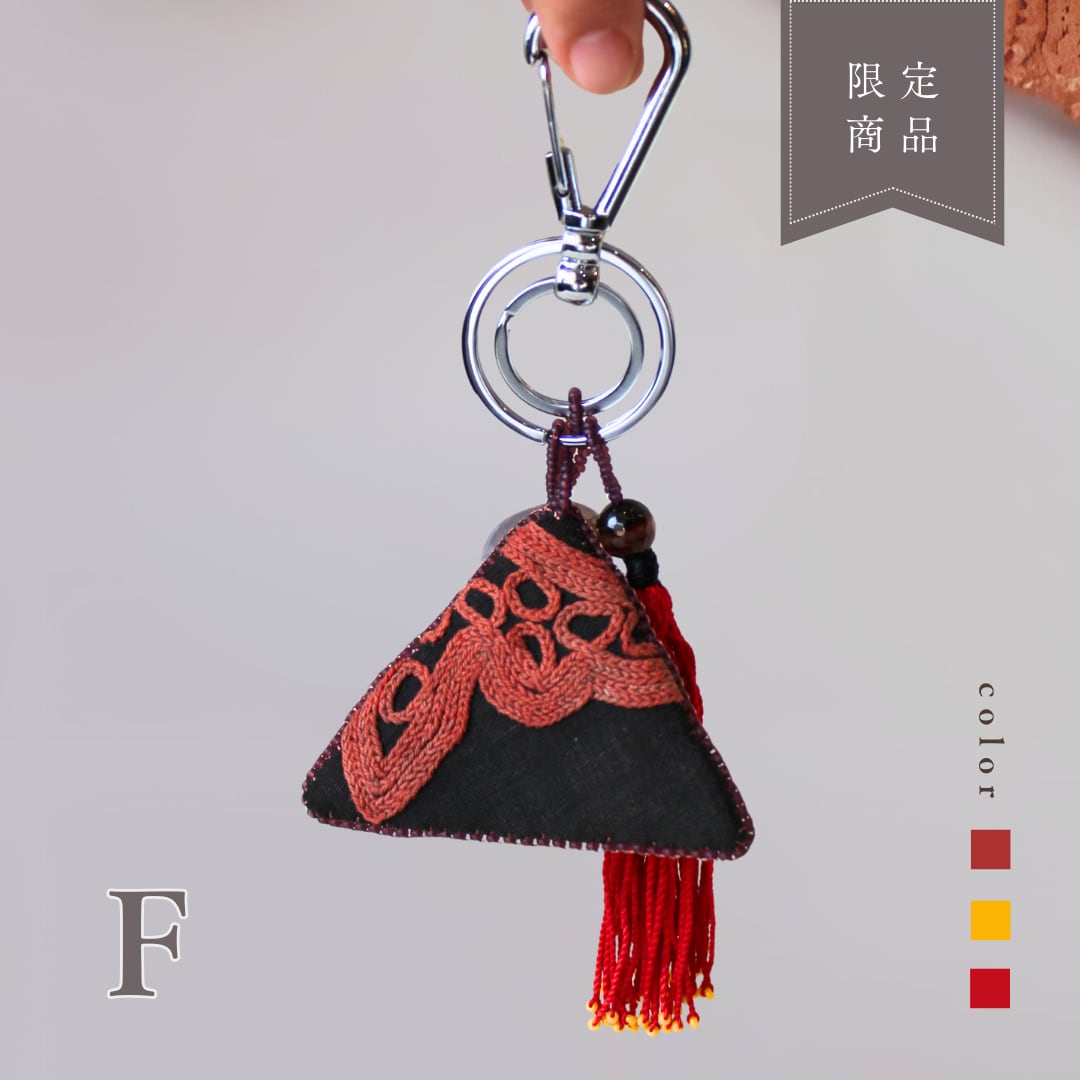 【トゥマール・キーホルダー】 キルギスのお守り ヴィンテージ 手刺繍トゥマール〈春の祈り〉ピンク