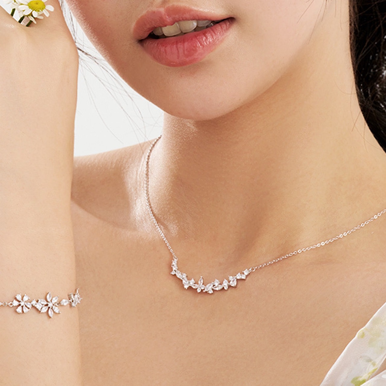 おしゃれ キラキラ フラワー シルバー ネックレス - 4