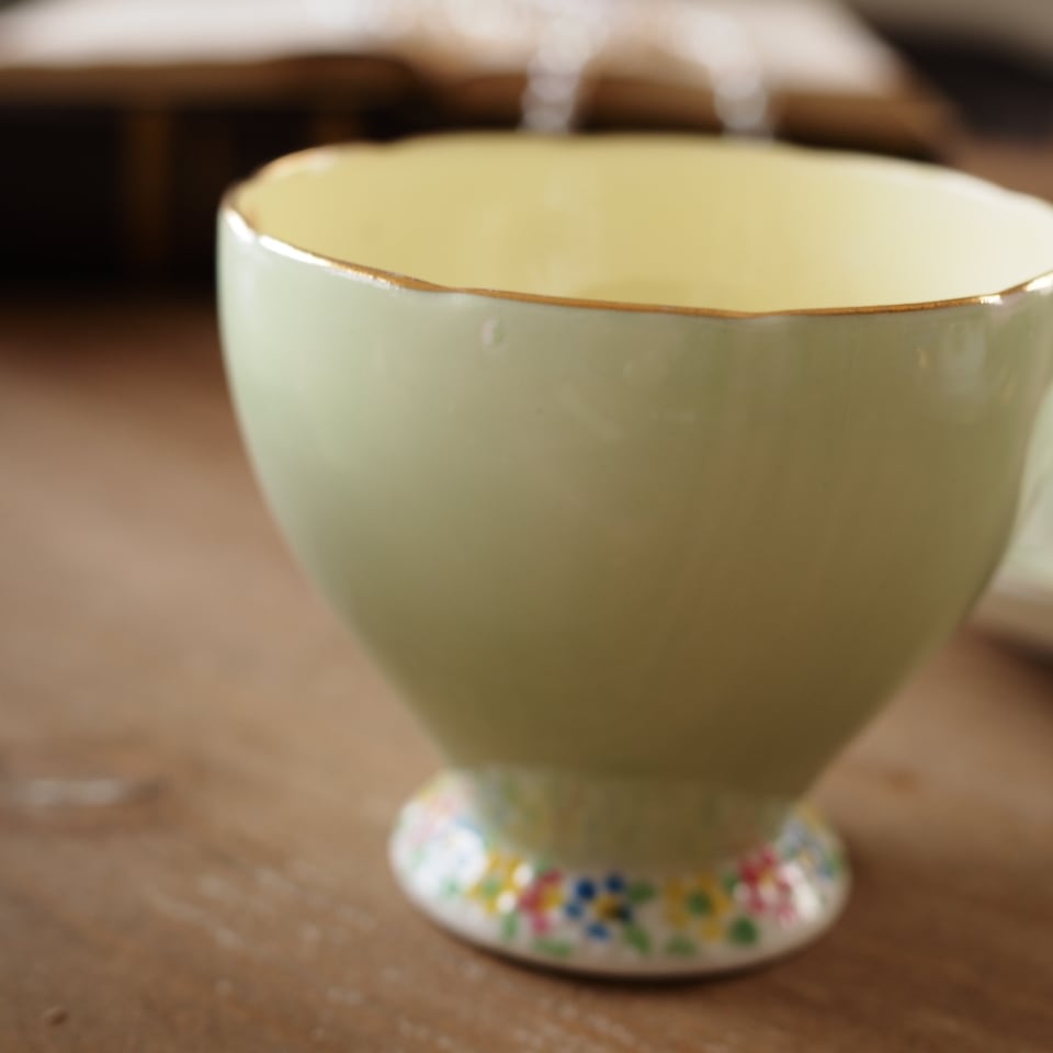 訳あり 英国フォリーFOLEY グリーンと可愛らしい高台が魅力のカップ
