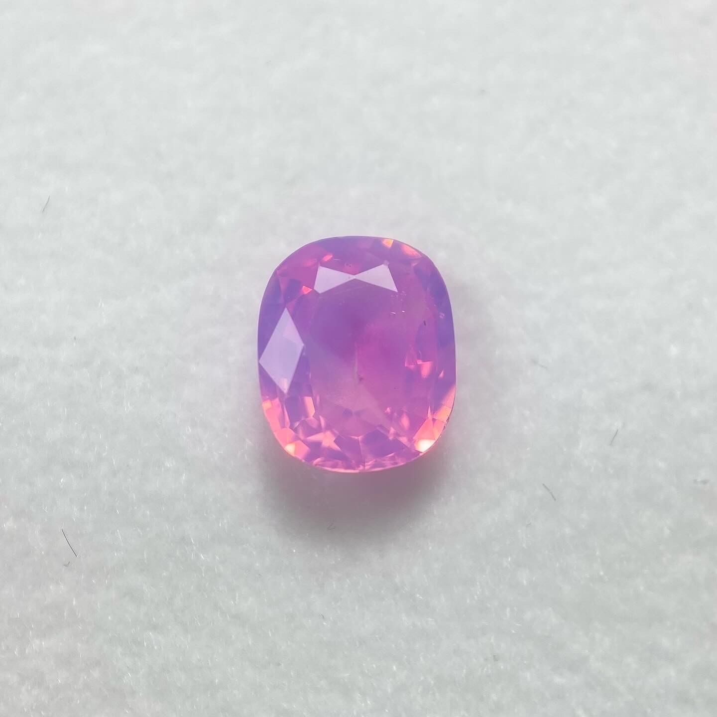 ポップなシルキーピンクサファイア