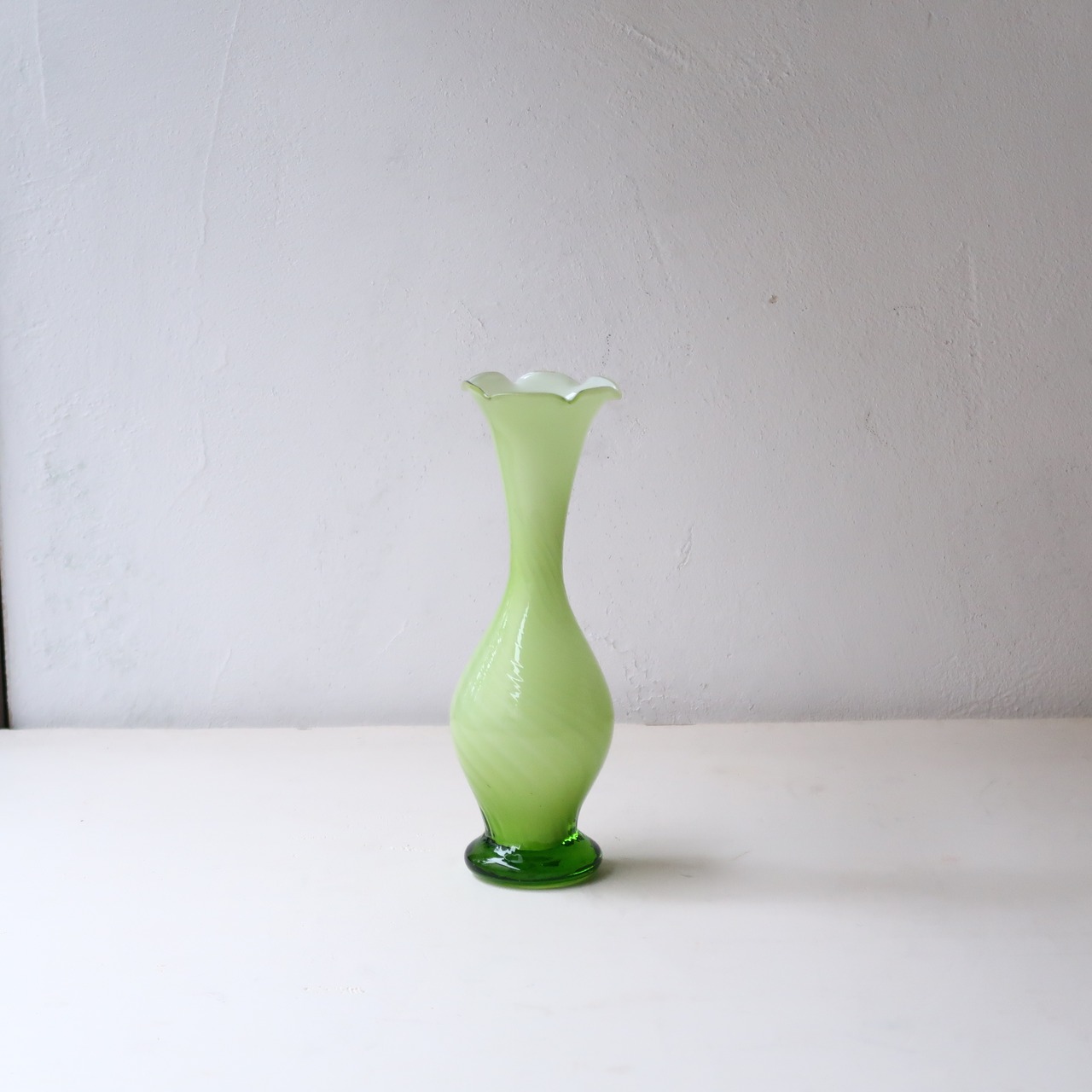若草色のひらひら花瓶