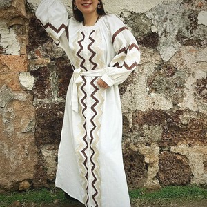 レディース ワンピース ミディアム丈 長袖 ランタンスリーブ ラウンドネック オーバーサイズ 刺繍 ウエストリボン 前開き ボタン カジュアル おしゃれ エスニック ラフ ガーリー 個性的 主役級 存在感 柄 春 秋 ママ 10代 20代 30代 40代 デート お出かけ イベント 旅行 レストラン 女子会 休日 ガーデン ショッピング コンサート ライブ お花見 カフェ コーデ 楽ちん 体型カバー 脚長 普段使い 清楚 インスタ映え 定番 S M L 白 ブラウン ベージュ ベーシックカラー 秋カラー