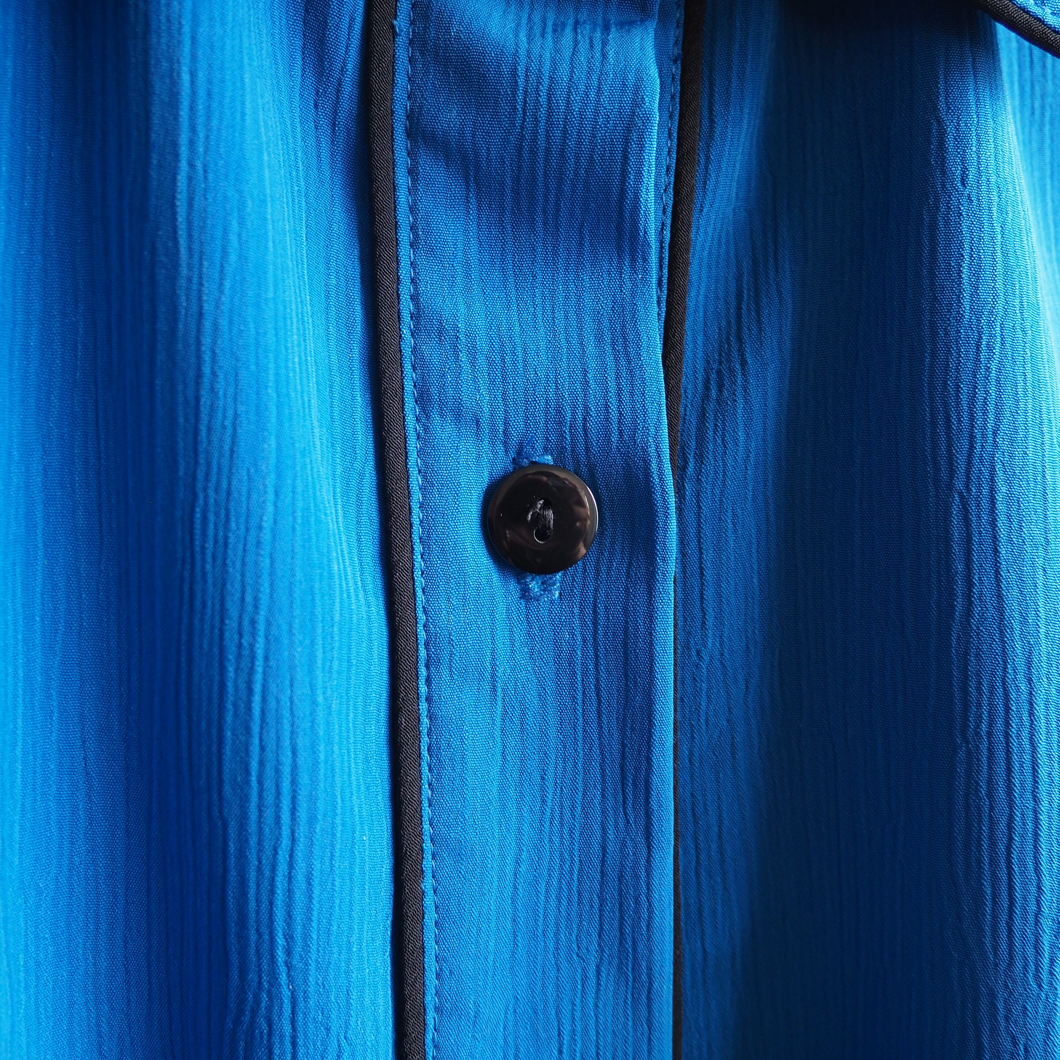 1990s Beautiful Turquoise Blue color vintage Drape loose pleats shirt (made in USA)