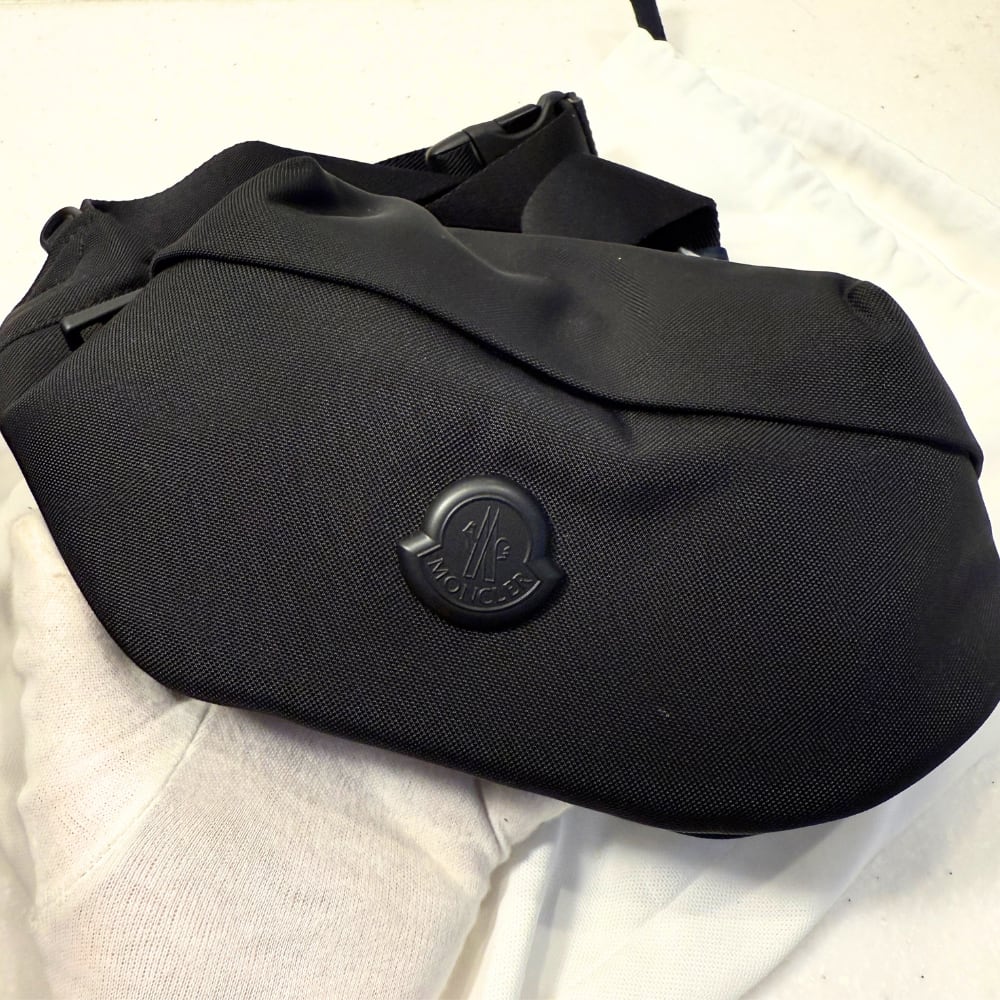 【抽選販売】MONCLER ブラック ロゴショルダーバッグ