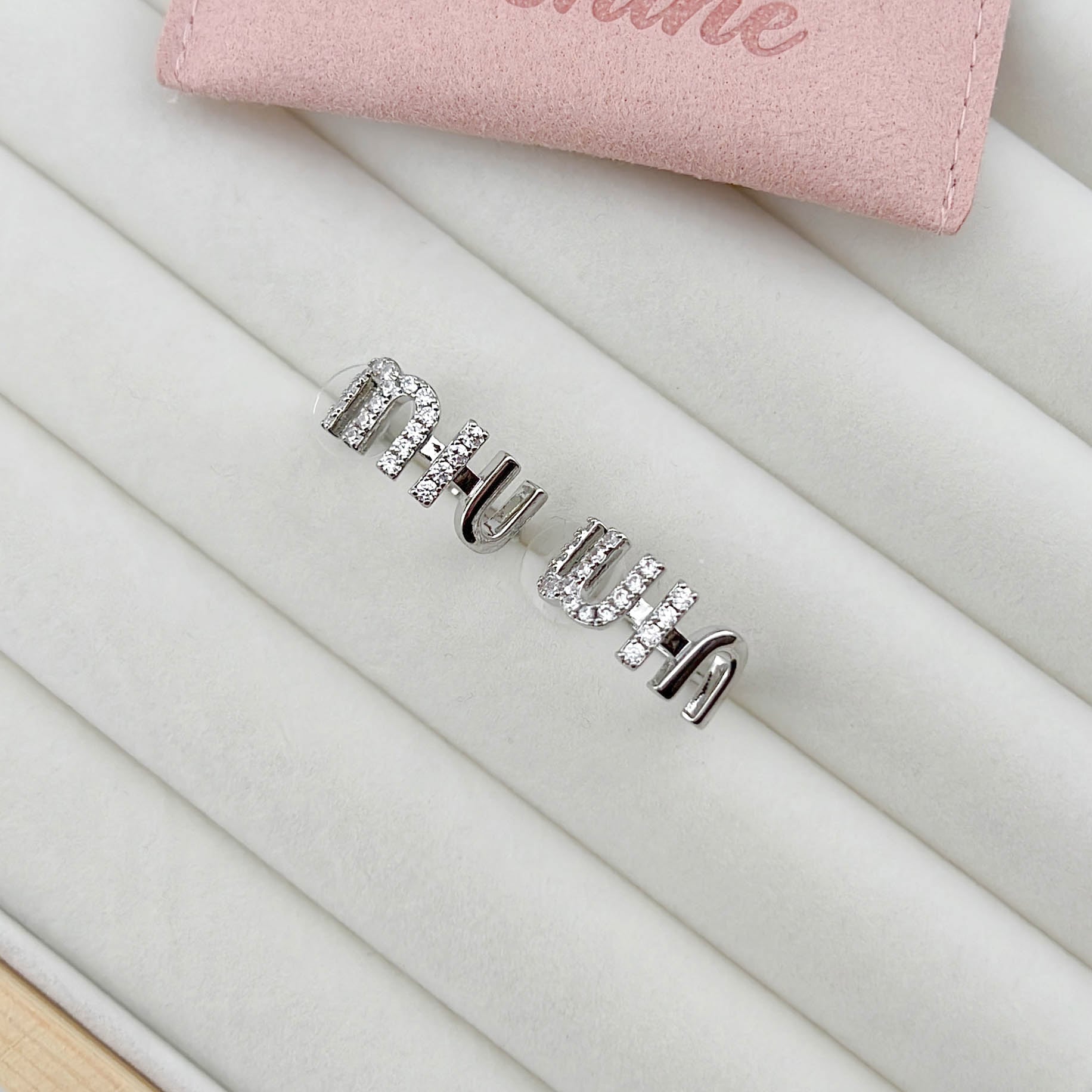 上質感あふれる シルバーのミニマルデザイン通勤ピアス