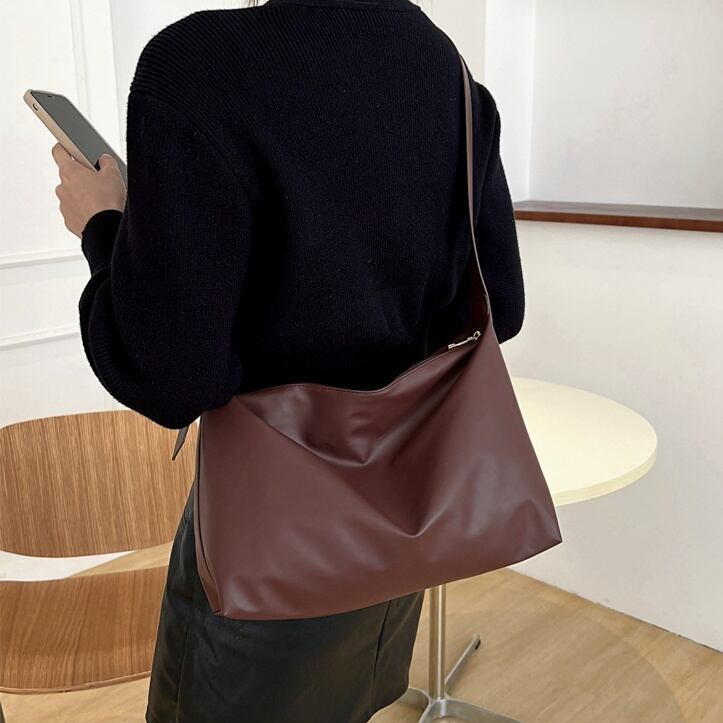 専用です。COCOMIYER ショルダーバッグ ブラック/キャメル COCOMIYER ショルダーバッグ ブラック/キャメル ロゴ型押し合皮