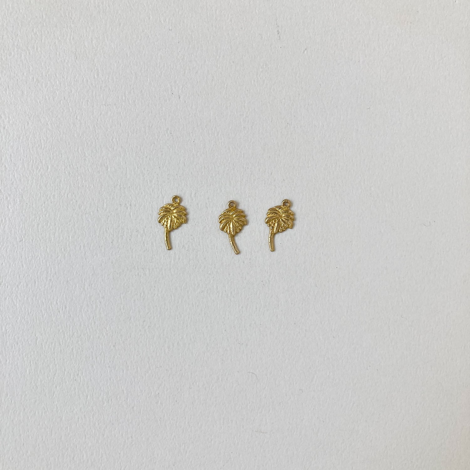 Duaオリジナル ヤシの木モチーフの真鍮チャームS(15mm)
