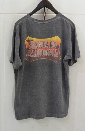 STANDARD CALIFORNIA SUNSET SHIELD LOGO Tシャツ