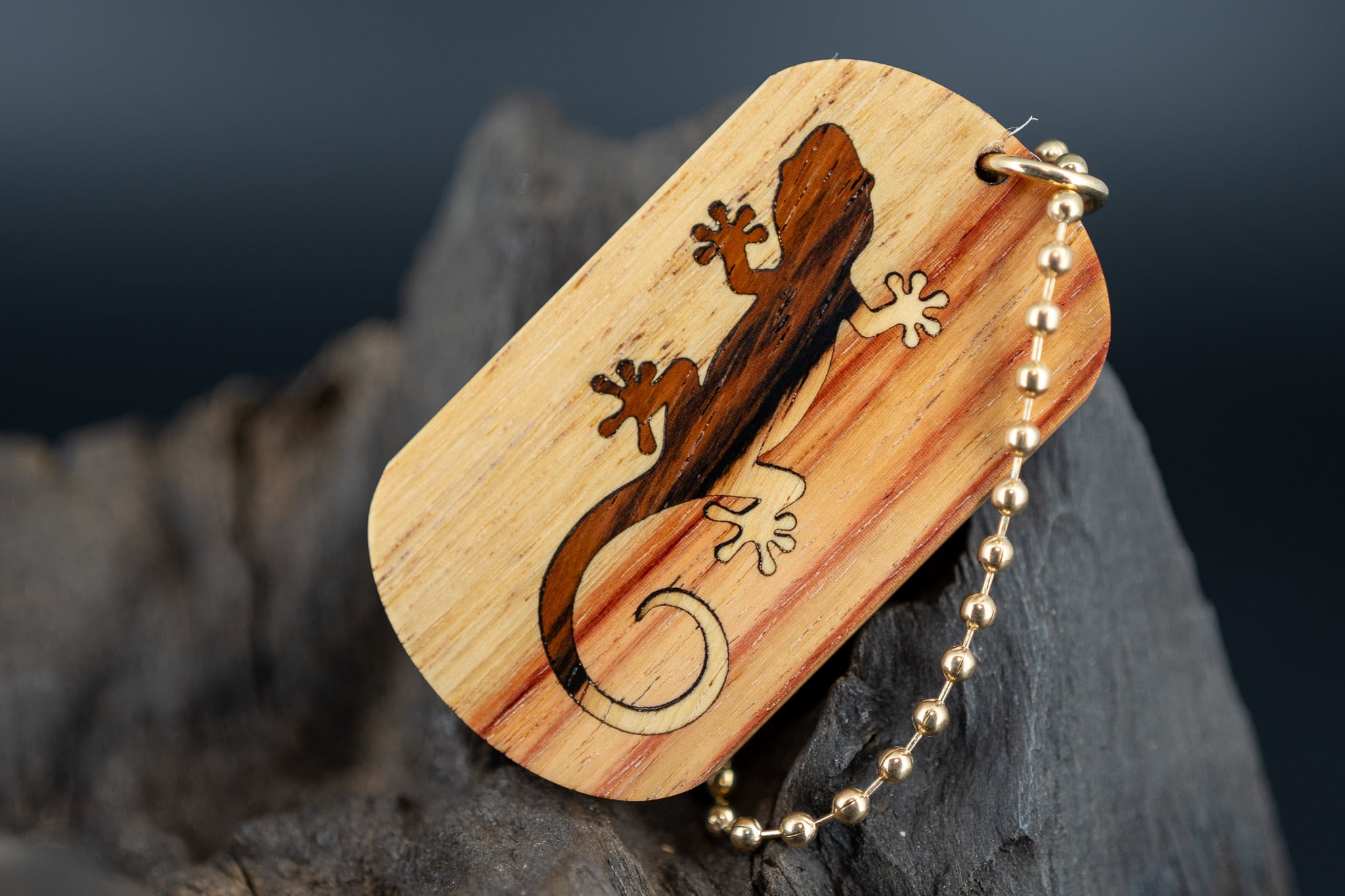 【 木材の女王】チューリップウッド ドッグタグ 象嵌 木登りトカゲ