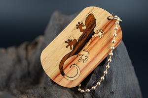 【 木材の女王】チューリップウッド ドッグタグ 象嵌 木登りトカゲ