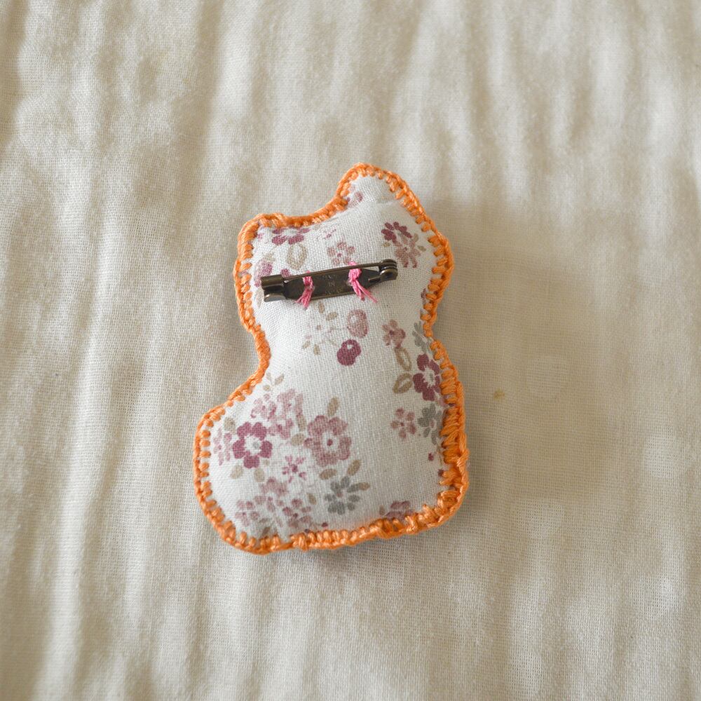 「ねこ」刺繍ブローチ:刺繍の森