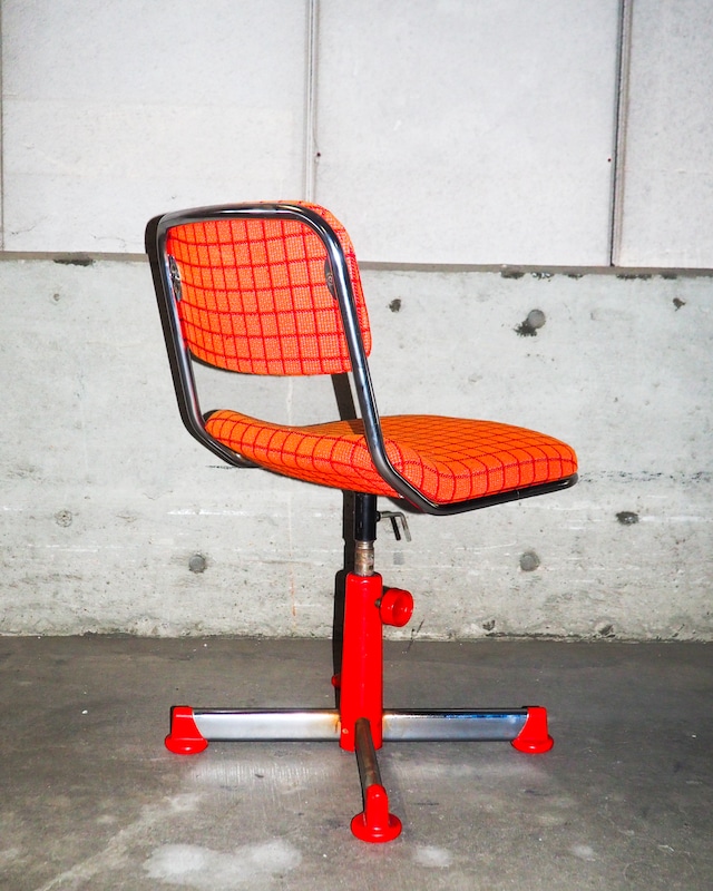 Height-adjustable check chair