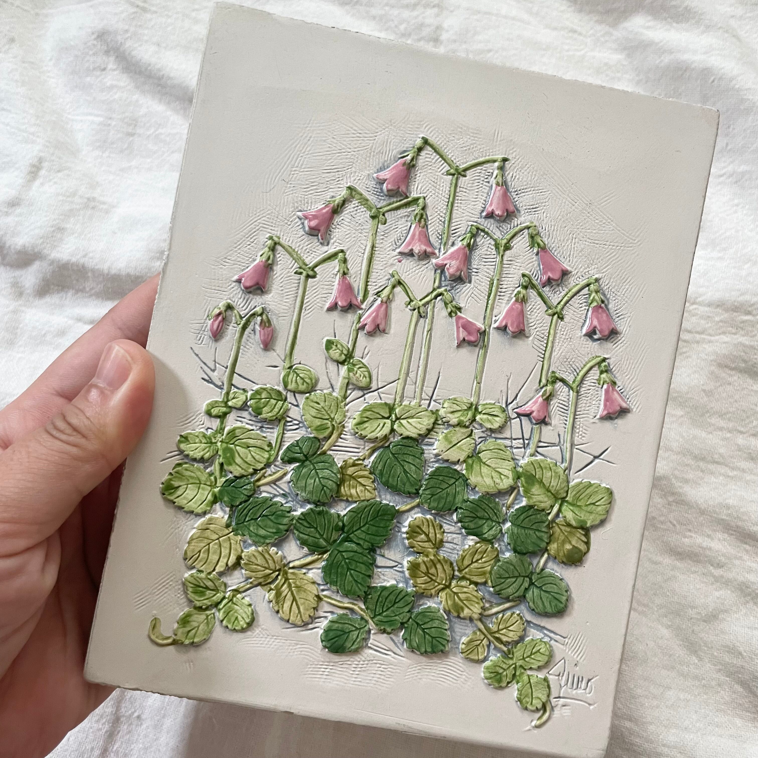 白地にリネアの花の陶板 | tsuitachi craft&brocante