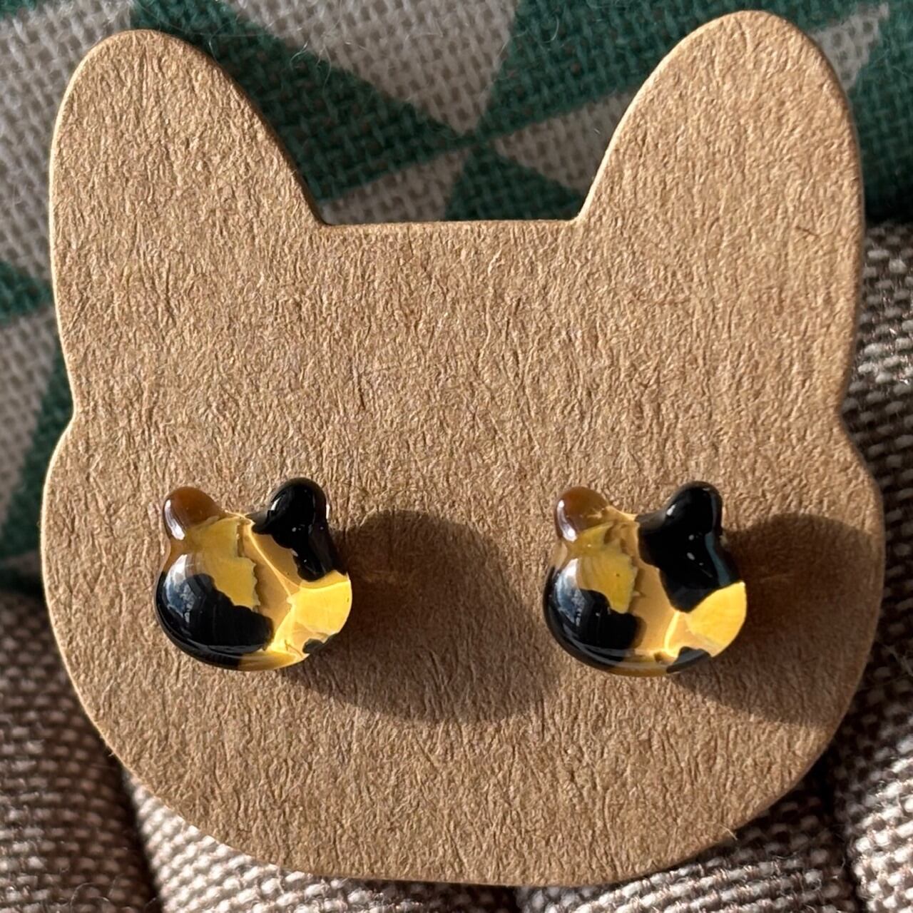 ガラスのサビ猫 小粒 シンプルピアス／イヤリング | 猫アクセサリー