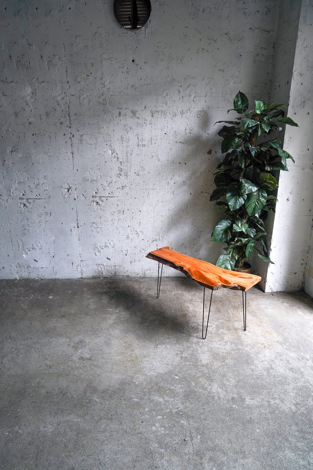 オレンジ色がキレイなY字形 一位の一枚板ローテーブル （高さ・カラー変更無料）