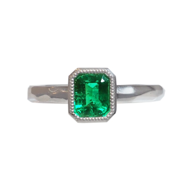 Pt900 emerald ring