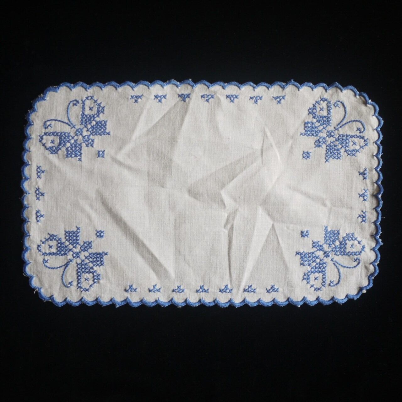 一色刺繍 ブルーワーク刺繍 蝶のドイリー Φ30㎝ クロスステッチ