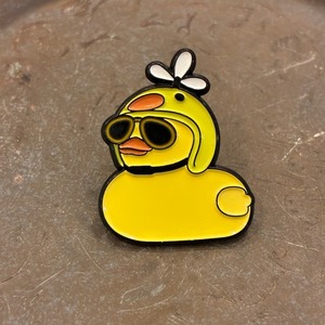 TOPANGA Jewelry Pin Brooch Propeller Helmet Duck　ピンブローチ　プロペラヘルメットのアヒル　帽子　ジャケット　バッグ　ギフト　プレゼント