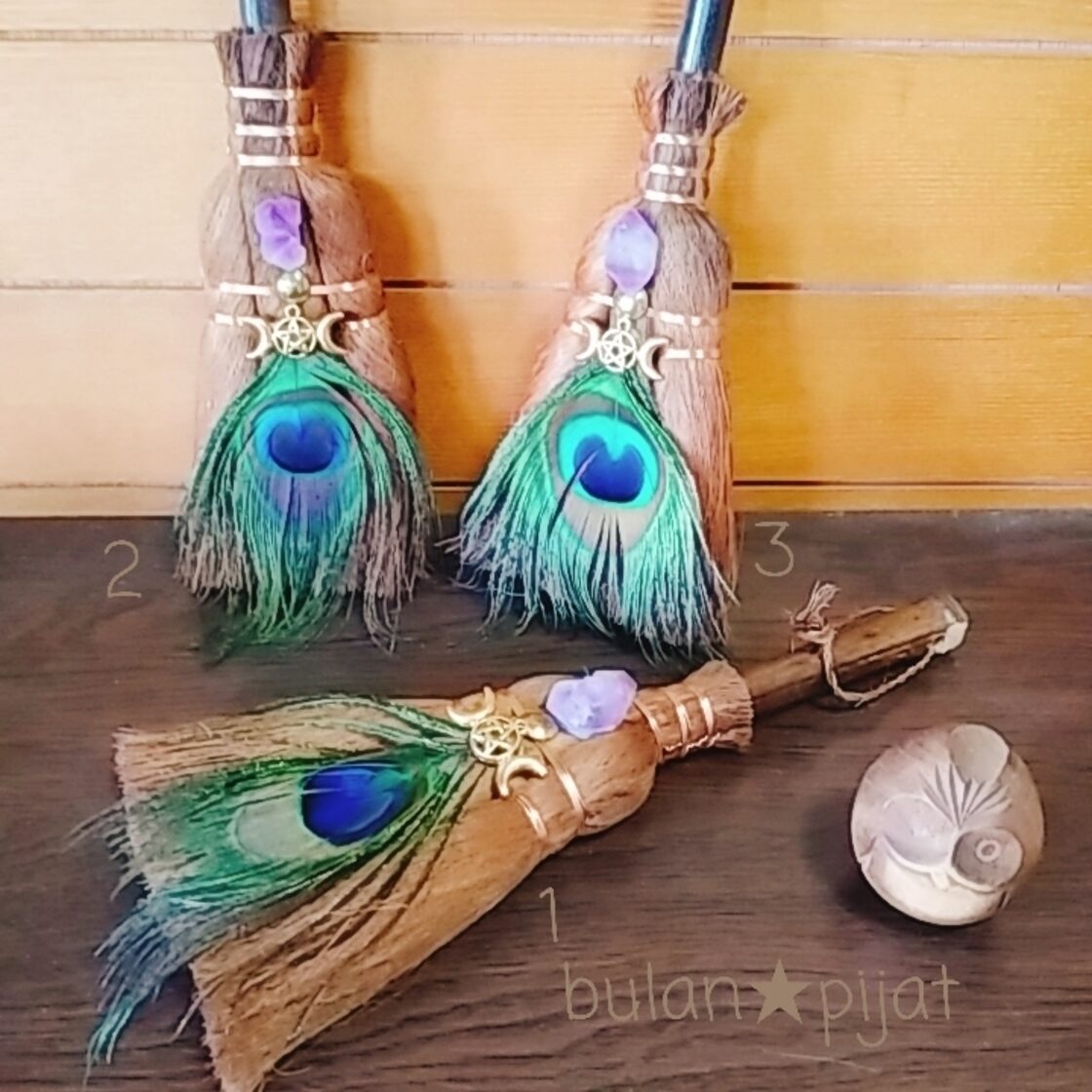 魔よけのほうき飾り アメジスト箒 孔雀ホウキ 約25cm 魔女のほうき 