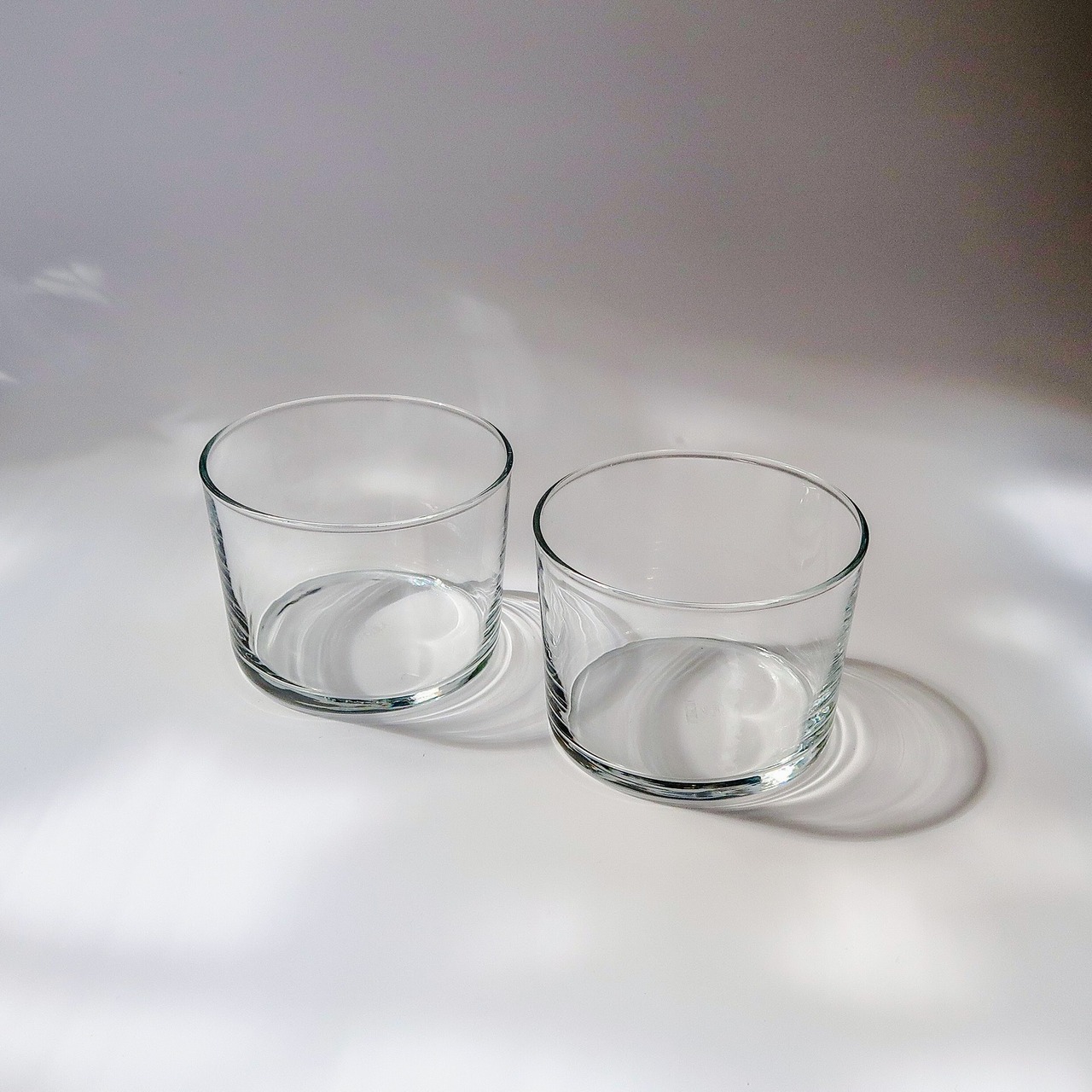 背丈の低いガラスのコップ