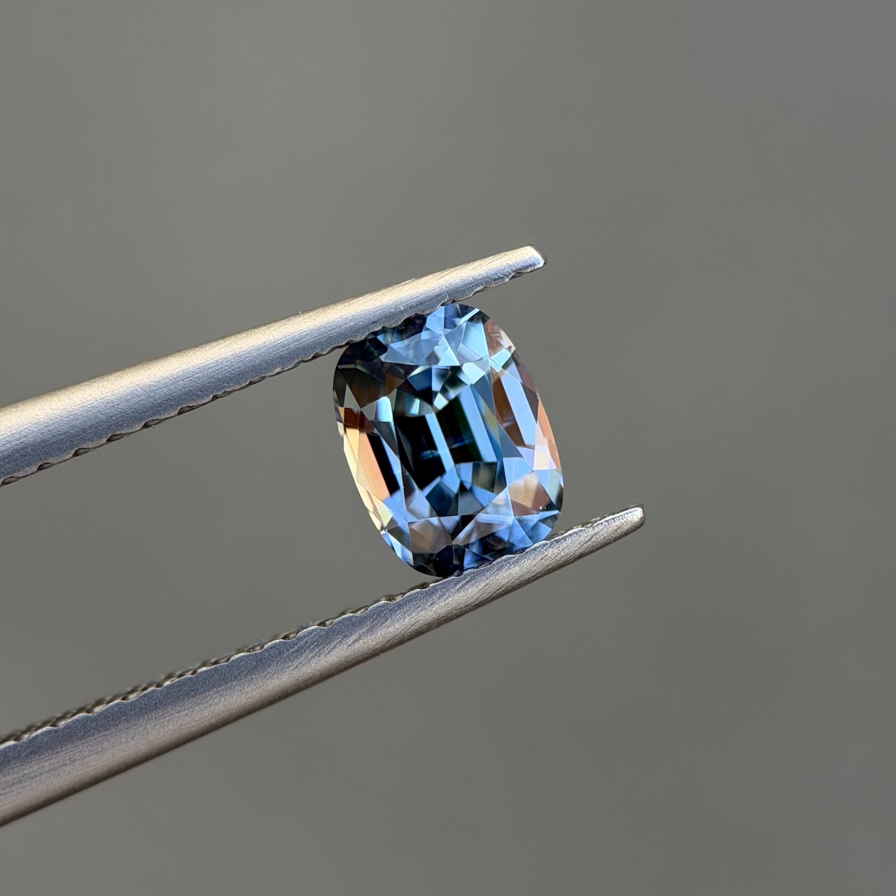 カラーチェンジジルコン 6.1x4.6mm, 0.95ct, ミャンマー産