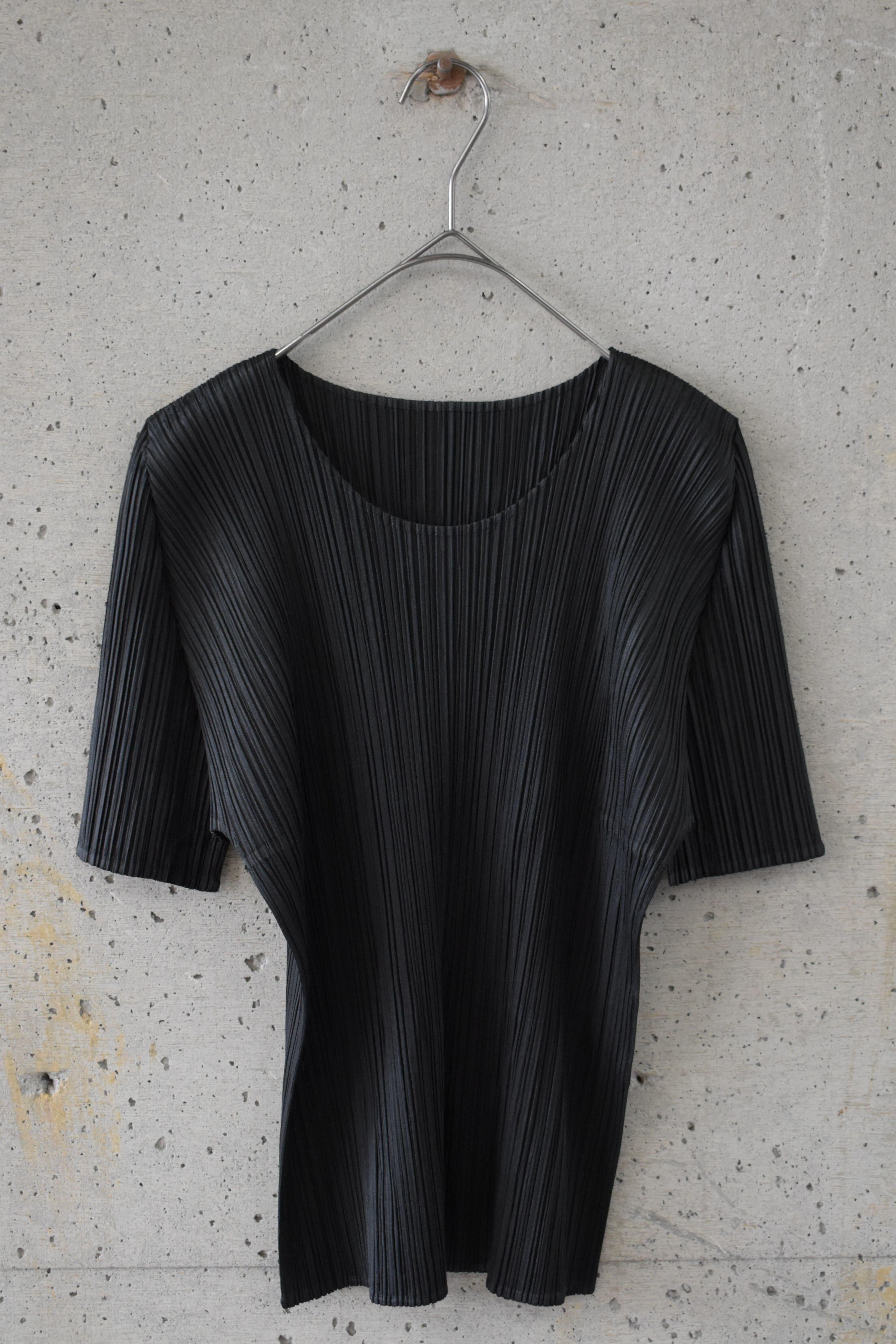Black pleated top