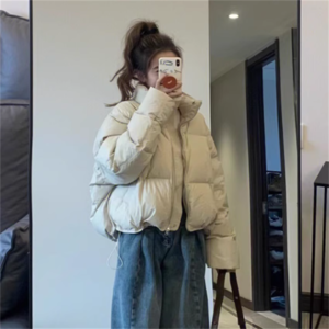 【送料無料】アウター ジャケット 羽織り ダウンジャケット 萌え袖 袖あり 長袖 ハイネック Aライン フレア ショート ポケット 厚手生地 あったか かわいい 大人可愛い 大人女子 こなれ感 シンプル カジュアル 大人 おしゃれ お洒落 ラフ コンサバ ガーリー ヘルシー 無地 冬 雪 防寒 30代 40代 レディース 女性用 デート お出かけ お茶会 女子会 休日 授業参観 着回し プチプライス デイリーユース 普段使い オルチャン 韓国系 ファッション 定番アイテム 着痩せ   ホワイト 白