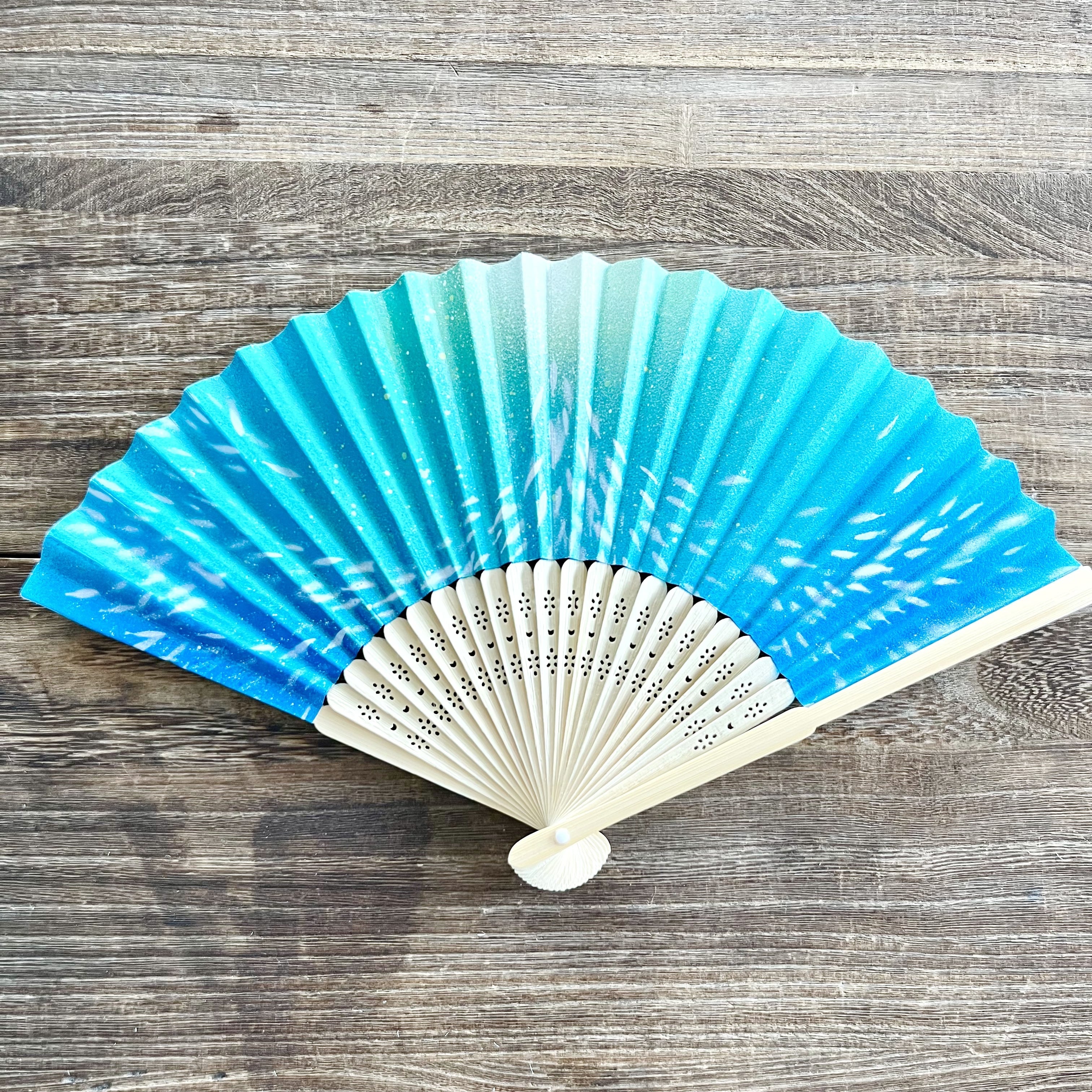 涼がとれる直描き扇子「魚の群れ」 | AKI SPRAY PAINT